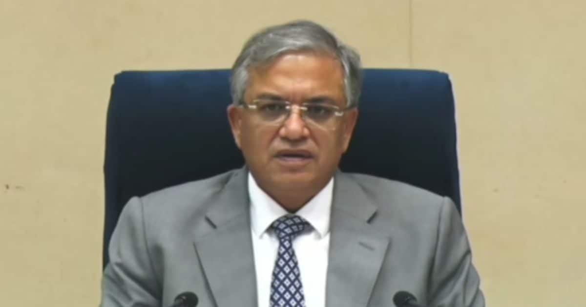 ज्ञानेश कुमार पर सवाल उठाते रहे राहुल गांधी, उधर विदेशी संस्था ने दिया तमगा