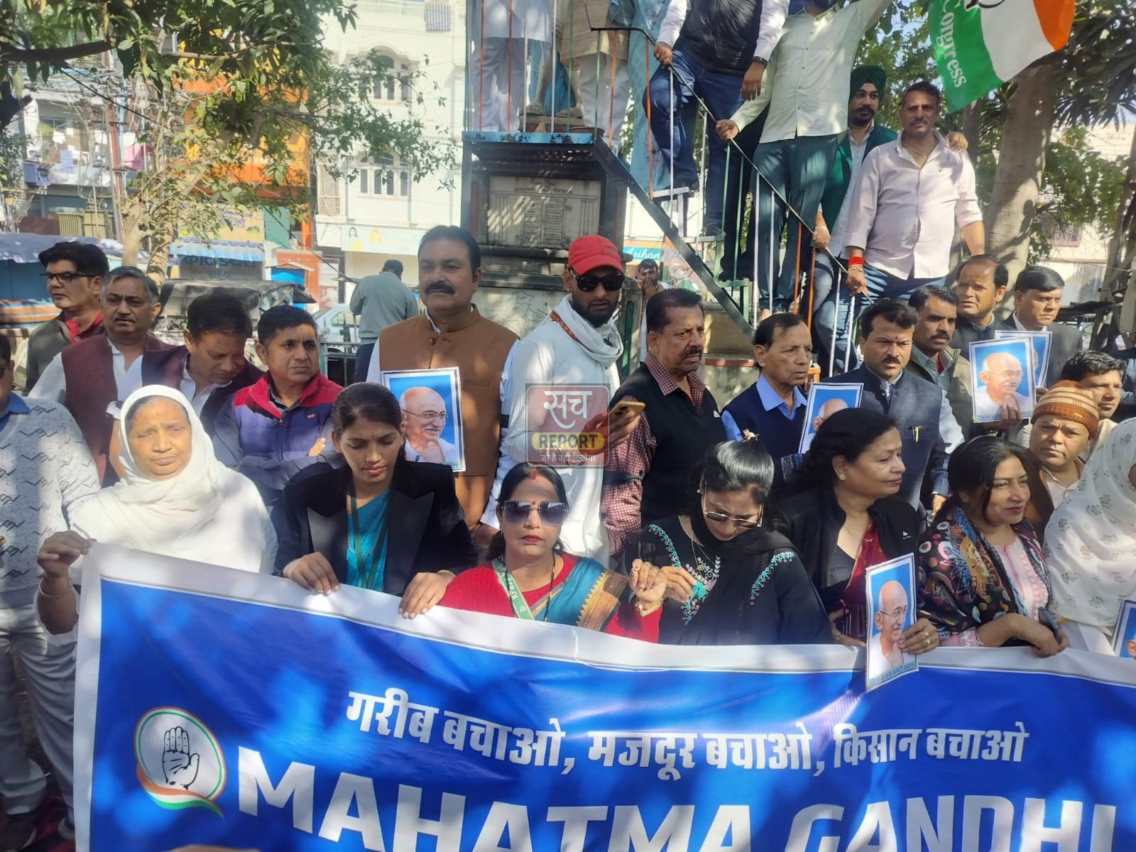 मनरेगा का नाम बदलने के विरोध में कांग्रेस का प्रदर्शन, कोटा में गांधी प्रतिमा के पास जताया विरोध