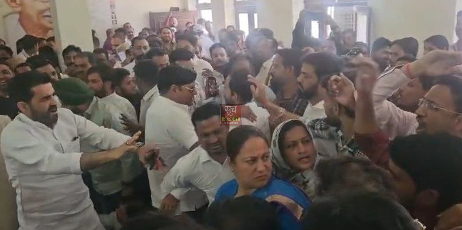 ‘संगठन बढ़ाओ, लोकतंत्र बचाओ’ अभियान में ही हाथापाई