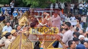 बैरिकेड पर चढ़ता एक कार्यकर्ता