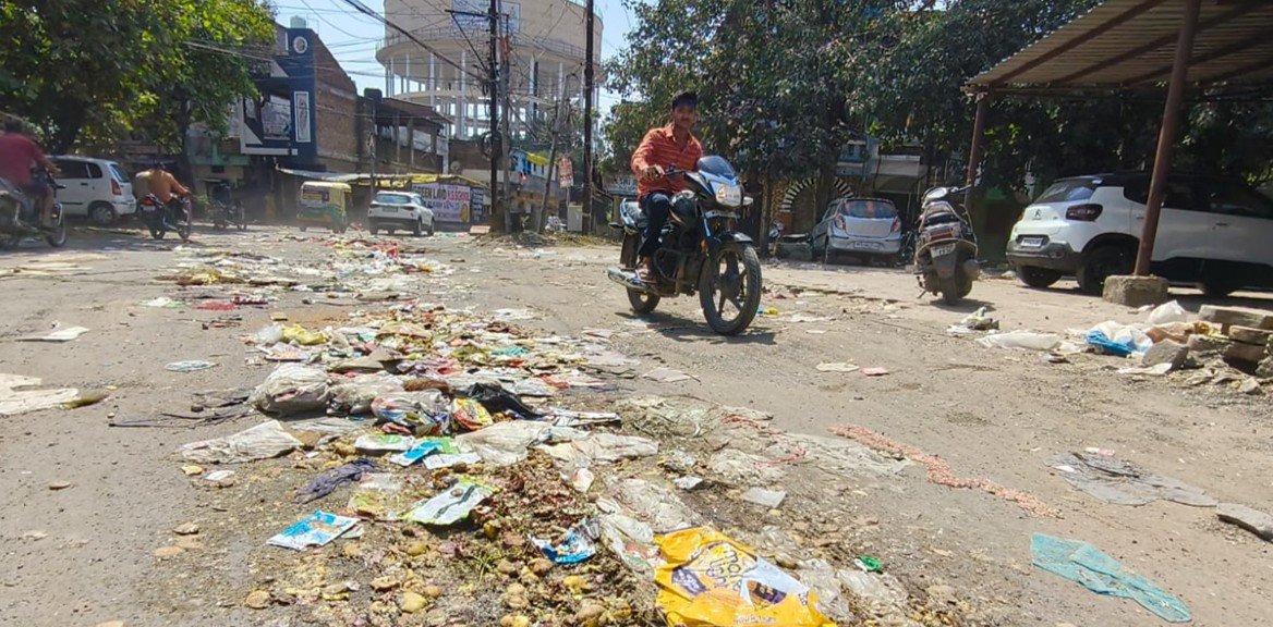इंदौर में सफाईकर्मियों की हड़ताल से बिगड़ी सफाई व्यवस्था, घरों में सड़ता रहा कचरा; बुधवार को भी जारी रहेगा प्रदर्शन