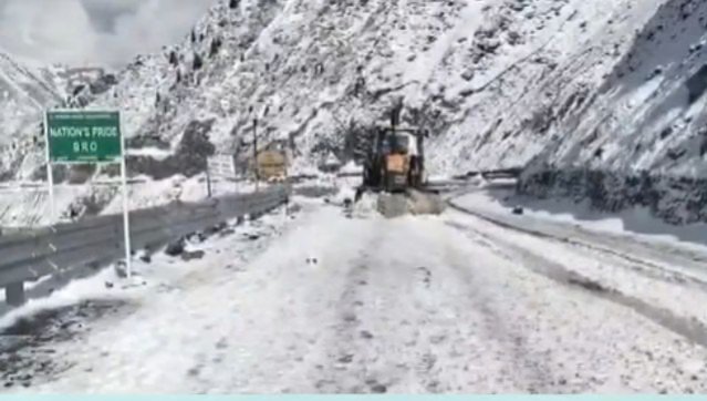 पहाड़ों पर सीजन की पहली बर्फबारी, जम्मू-कश्मीर और हिमाचल में बढ़ी ठंड; केदारनाथ हेलिकॉप्टर सेवा प्रभावित