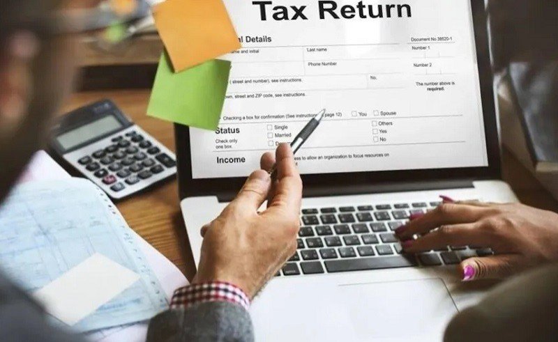 मोबाइल रिपेयरिंग करने वाले शख्स को मिला ₹32 करोड़ का टैक्स नोटिस, कागजात के दुरुपयोग से फर्जी कंपनी खोलने का आरोप