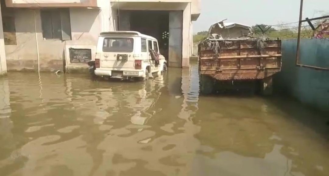 वैशाली में गंगा-गंडक का जलस्तर बढ़ा, राघोपुर में फिर मंडराया बाढ़ का खतरा; थाना परिसर और बाजार जलमग्न